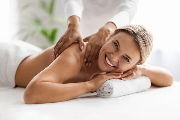 Glückliche Frau Mittleren Alters Genießt Körpermassage Luxus Spa Salon Schöne — Stockfoto