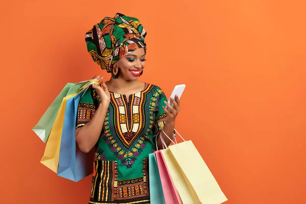 Online Kuponlar Indirimler Mobil Alışveriş Uygulamaları Geleneksel Afrika Kıyafetleri Parlak — Stok fotoğraf