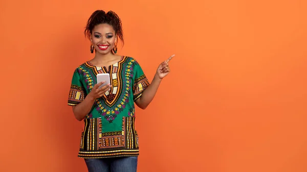 Приложение Знакомств Весёлая Улыбающаяся Красивая Молодая Африканская Американка Национальной Одежде — стоковое фото