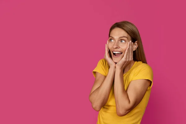 Sorprendido Feliz Sorprendió Mujer Rubia Europea Mediana Edad Con Boca —  Fotos de Stock