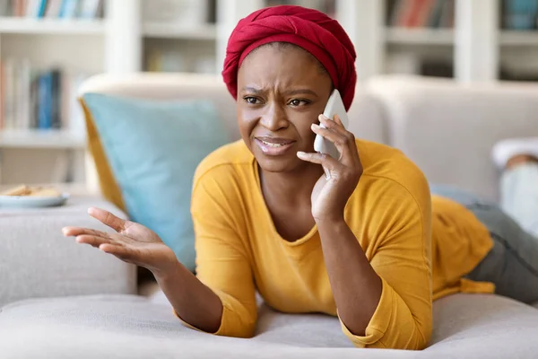 Mujer Negra Joven Irritada Que Usa Ropa Casa Turbante Africano —  Fotos de Stock