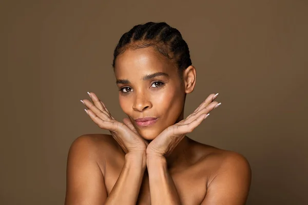Concepto Amor Propio Cuidado Retrato Mujer Negra Mediana Edad Posando —  Fotos de Stock
