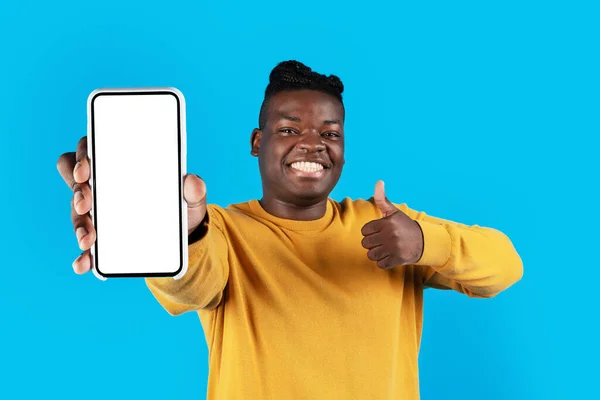 Mockup Móvel Homem Negro Feliz Segurando Branco Smartphone Mostrando Polegar — Fotografia de Stock