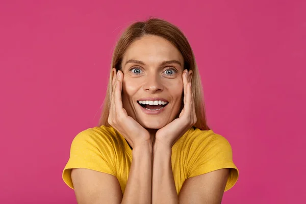 Šokovaný Šťastný Dospělý Evropan Žena Dívá Kamery Tiskne Ruce Obličeji — Stock fotografie