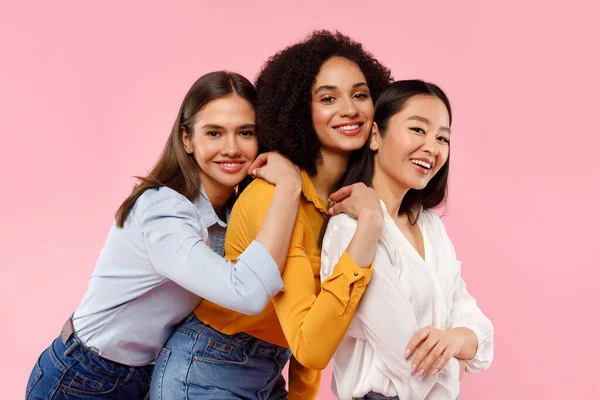 Koncepcja Przyjaźni Dziewczyn Portret Trzech Szczęśliwych Różnorodnych Kobiet Pozujących Uśmiechających — Zdjęcie stockowe