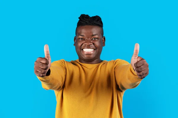 Skvělé Pozitivní Mladý Černoch Ukazuje Palce Nahoru Kameru Veselý Tisíciletý — Stock fotografie