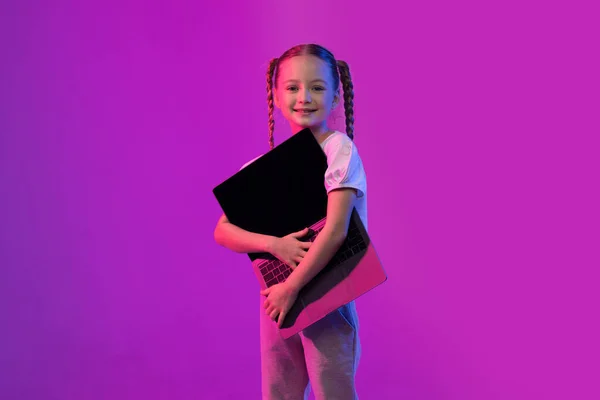 Gadget Verslaving Voor Kinderen Concept Sweet Pretty Vrolijke Blondy Preteen — Stockfoto