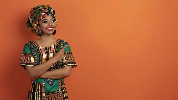 Neşeli Güzel Afrikalı Bir Kadın Parlak Makyaj Yapıyor Geleneksel Giysiler — Stok fotoğraf