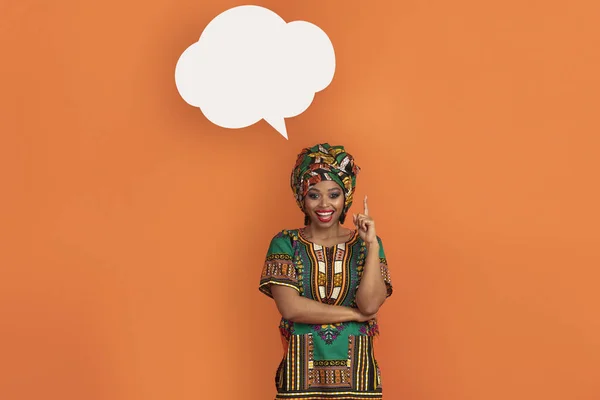 Heyecanlı Afrikalı Kostümlü Kafasında Turuncu Stüdyo Arka Planında Boş Sohbet — Stok fotoğraf