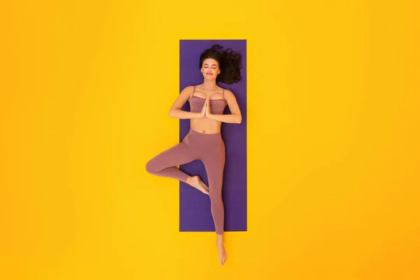 Sportif Kadın Yoga Yapıyor Gözleri Kapalı Jimnastik Mat Inda Uzanıyor — Stok fotoğraf
