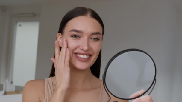 Beauty Care Procedures Everyday Life Young Beautiful Woman Applying Moisturizing — Stock Video