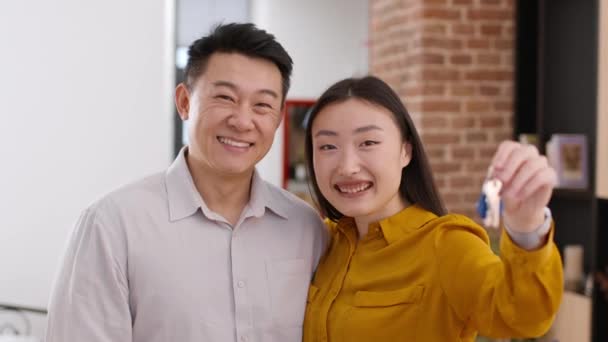 Hypothek Hauskreditkonzept Glückliches Asiatisches Paar Umarmt Sich Wohnzimmer Zeigt Schlüssel — Stockvideo