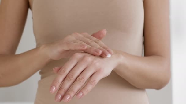 Θεραπεία Ξηρού Δέρματος Αναγνωρίσιμη Καυκάσια Γυναίκα Που Απλώνει Κρέμα Περιποίησης — Αρχείο Βίντεο