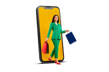 Alışveriş torbaları taşıyan esinlenilmiş kadın beyaz stüdyo arka planında, kolajda, boş bir ekranda yürüyordu. Sipariş, alışveriş, satış ve uygulama.