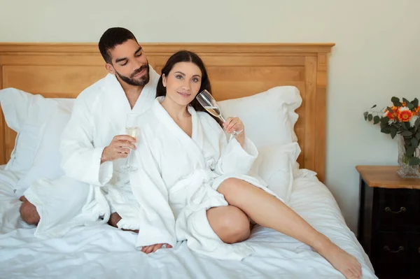 Lişkide Romantizm Yatakta Oturmuş Şampanya Içen Lüks Otel Süitinde Alkolün — Stok fotoğraf