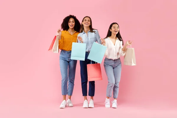 Saisonale Verkäufe Aufgeregt Drei Verschiedene Mädchen Die Bunte Einkaufstüten Der — Stockfoto