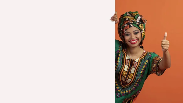 Отличное Предложение Весёлая Улыбающаяся Красивая Молодая Чёрная Женщина Традиционном Африканском — стоковое фото