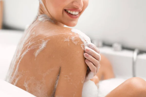 无法辨认的女士洗浴身体在家里现代浴室洗澡时 用肥皂擦拭皮肤 触摸肩膀 体格保健化妆品概念 选择性聚焦 — 图库照片