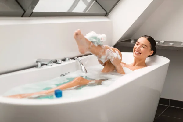 Entspannte Dame Unter Badewanne Waschkörper Anwendung Von Duschgel Auf Erhöhtem — Stockfoto
