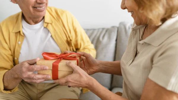 Старший Чоловік Дарує Подарункову Коробку Щасливій Дружині Вітаючи Річницею Або — стокове фото