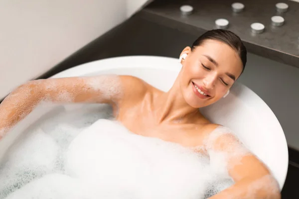 Nad Pohled Shot Female Taking Bath Relaxing Listening Music Online — Stock fotografie