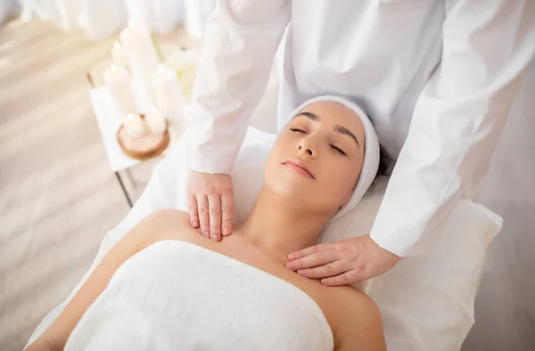 Médecin Esthéticienne Faisant Massage Relaxant Femme Indienne Attrayante Dans Salon — Photo