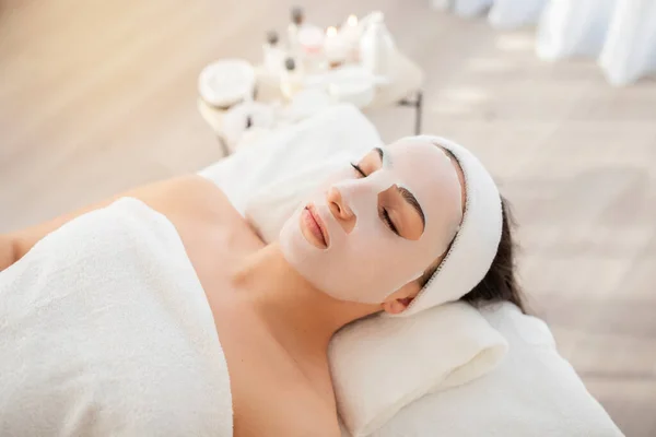 Schönheitsbehandlungskonzept Junge Frau Mit Gesichtsmaske Entspannt Sich Wellness Salon Draufsicht — Stockfoto