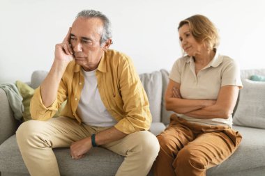 Kıdemli karı koca koltukta oturup ilişkilerinden memnun olmadıklarını, evliliklerinde sorunlar yaşadıklarını, ayrılmayı, boşanmayı düşünüyorlar. İlişkilerde kriz, evlilik bölünmesi, ihanet