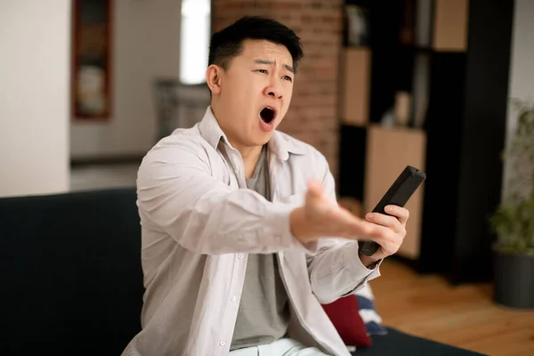 Emocional Hombre Asiático Mediana Edad Viendo Televisión Reaccionando Derrota Del — Foto de Stock