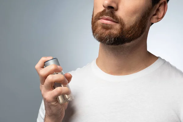 Homem Meia Idade Barbudo Irreconhecível Pulverizando Perfume Mesmo Usando Colônia — Fotografia de Stock