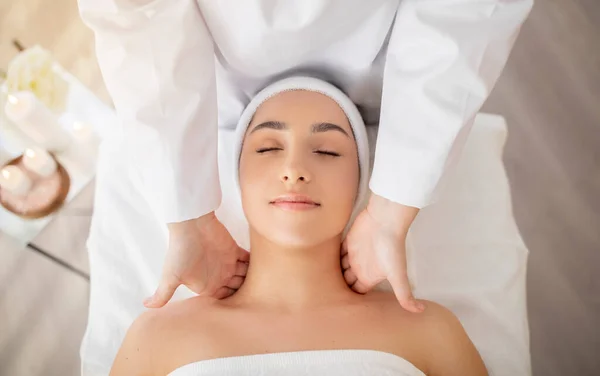 Tratamento Spa Relaxado Indiana Mulher Obtendo Bem Estar Ombro Massagem — Fotografia de Stock