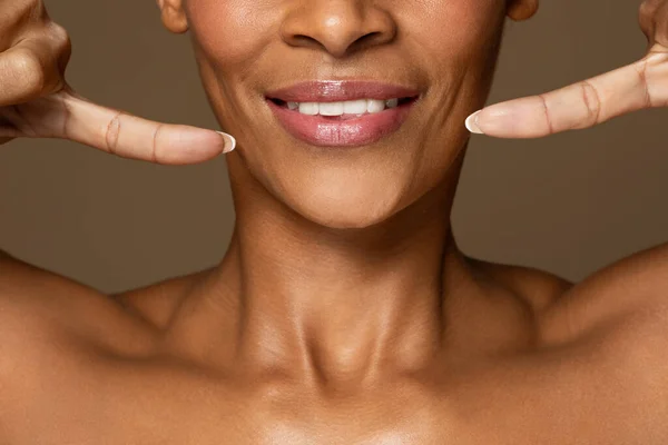 Mundpflege Schwarze Frau Mittleren Alters Zeigt Mit Zwei Fingern Auf — Stockfoto
