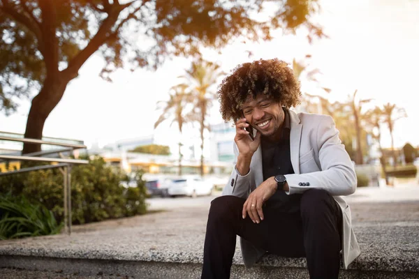 Возбужденный Афроамериканец Среднего Возраста Бизнесмен Разговаривает Смартфону Сидит Улице После — стоковое фото