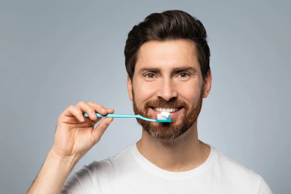 Procedimiento Matutino Cuidado Oral Sonrisa Perfecta Hombre Barbudo Camiseta Blanca — Foto de Stock