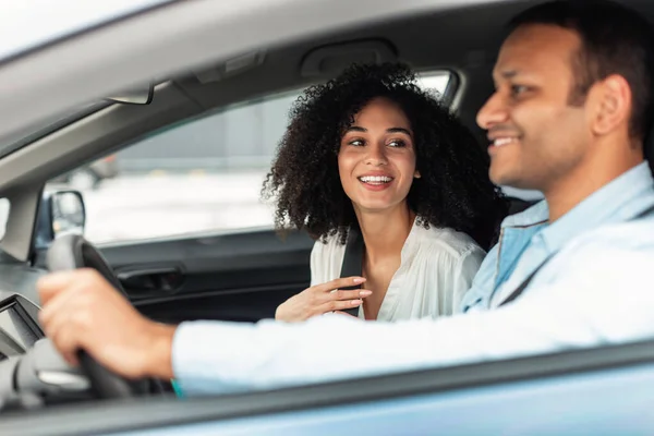 Fröhliches Arabisches Paar Genießt Autofahrt Auto Sitzend Innenraum Seitenansicht Fahrzeugkäufer — Stockfoto