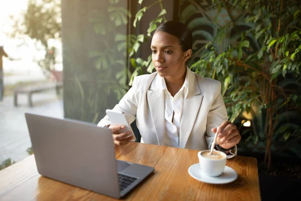 Busy Serious Millennial African American Businesswoman White Suit Reading Message — Stock Photo, Image