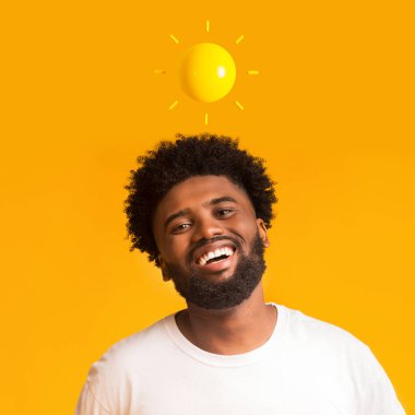 Sarı stüdyo arka planında soyut güneşli sakallı neşeli Afrikalı Amerikalı bir adamın portresi. Pozitif insan duyguları, harika ruh hali ve yüz ifadesi.