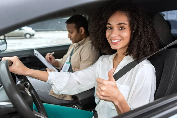 Glückliche Fahrerin Aus Dem Nahen Osten Gestikuliert Daumen Hoch Führerscheinprüfung — Stockfoto