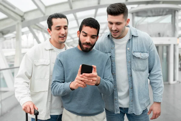 Drie Opgewonden Toeristen Mannen Met Behulp Van Mobiele Telefoon Booking — Stockfoto
