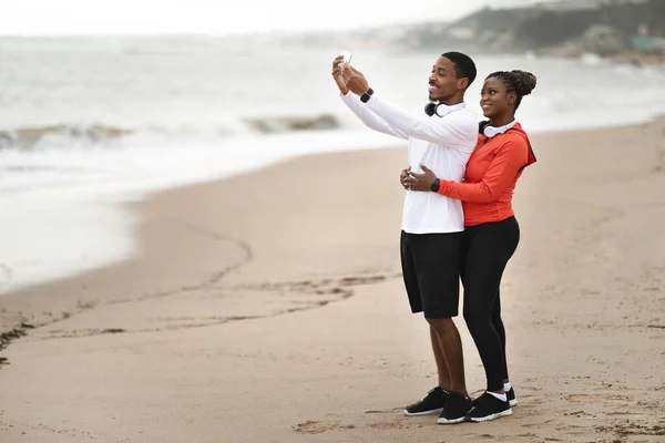 Sorrindo Milenar Família Afro Americana Sportswear Fones Ouvido Tirar Selfie — Fotografia de Stock
