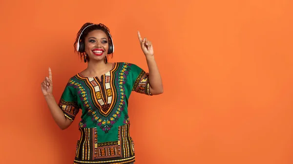 Bin Yıllık Neşeli Geleneksel Afrika Kostümlü Kablosuz Kulaklık Takan Müzik — Stok fotoğraf