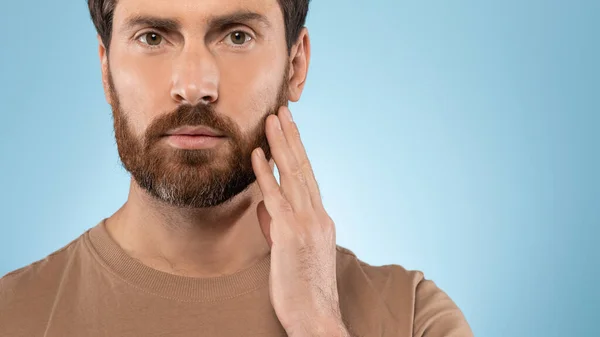 Retrato Cabeza Del Hombre Caucásico Mediana Edad Tocando Barba Mirando — Foto de Stock