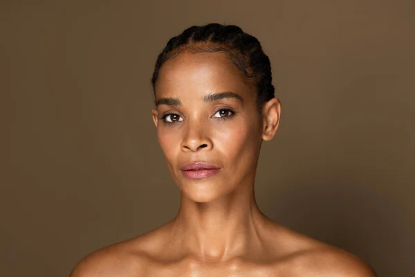 Kosmetologiskt Koncept Porträtt Afrikansk Amerikansk Medelålders Kvinna Tittar Kameran Poserar — Stockfoto