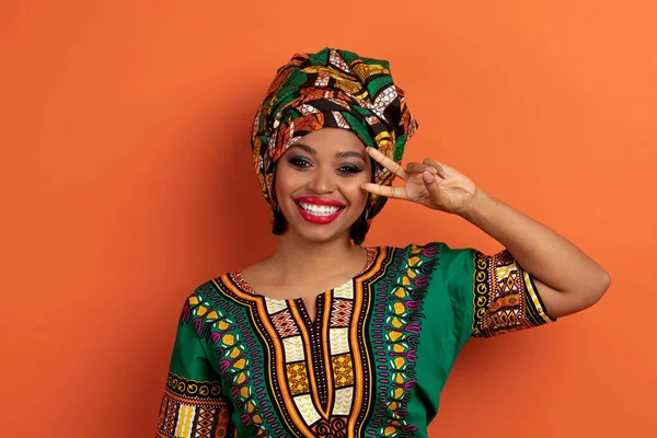 Portret Pogodnej Pozytywnej Młodej Afrykańskiej Kobiety Tradycyjnym Kostiumie Pokazującym Gest — Zdjęcie stockowe