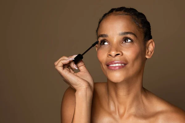 Portret Van Een Zwarte Vrouw Van Middelbare Leeftijd Die Mascara — Stockfoto