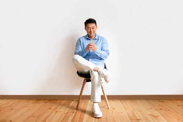 Корейський Літній Чоловік Середнього Віку Який Користується Мобільним Телефоном Смс — стокове фото