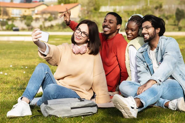 Glad Millennial Diversos Estudiantes Modernos Miran Teléfono Inteligente Tienen Videollamada —  Fotos de Stock