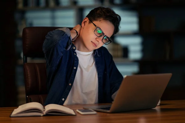 Junger Mann Mit Brille Und Lässigem Outfit Sitzt Schreibtisch Dunklen — Stockfoto