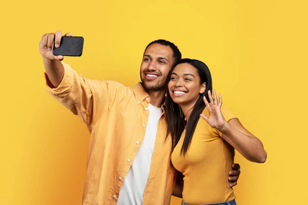 Feliz Sorrindo Millennial Afro Americano Cara Mulher Tomando Selfie Smartphone — Fotografia de Stock