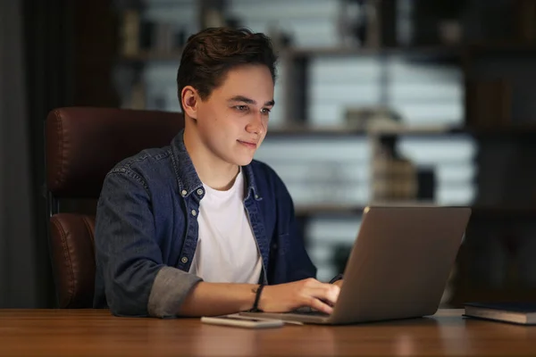 Bello Positivo Giovane Ragazzo Startuper Seduto Tavola Lavorando Buio Ufficio — Foto Stock